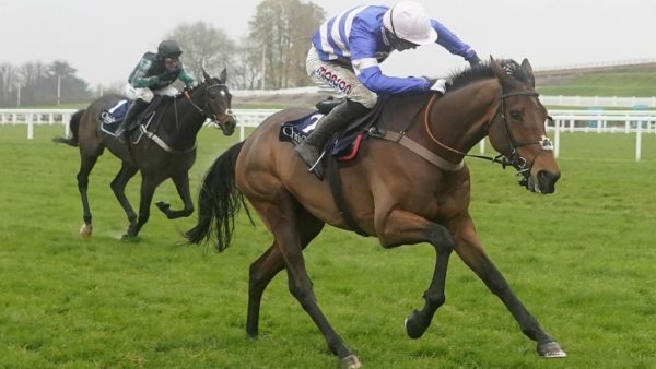 INGHILTERRA. Ascot, il potente Cyrname ferma la corsa del rientrante Altior, l’allievo di Paul Nicholls pone termine all’imbattibilità del campione di Nicky Henderson nella Christy 1965 Chase di secondo grado