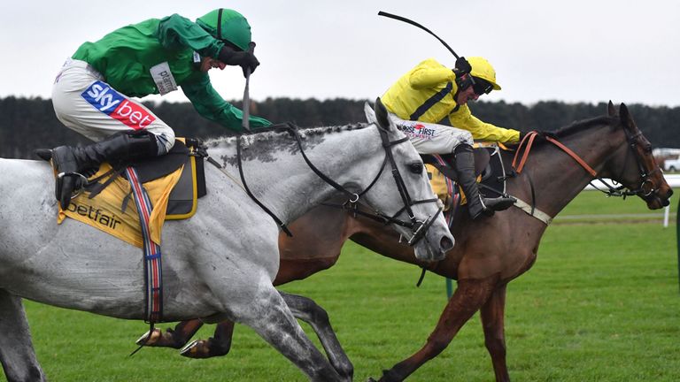 INGHILTERRA. Haydock Park, Lostintraslation stayer new entry per master Colin Tizzard, battuto il campione in carica Bristol de Mai nella Betfair Chase primo gruppo uno stagionale, first act Triple Crown Chase da un milione di sterline