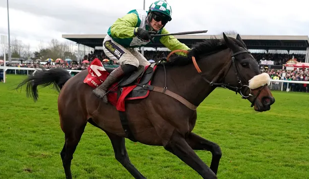 INGHILTERRA. Kempton Park, Clan Des Obeaux conserva il titolo nella King George VI Chase, con il sella Sam Twiston Davies il figlio di Kapgarde cancella i propri avversari battendo il compagno di viaggio Cyrname, terzo l’irlandese Footpad. Per il champion trainer Paul Nicholls di tratta dell’undicesima vittoria nella classica di Santo Stefano