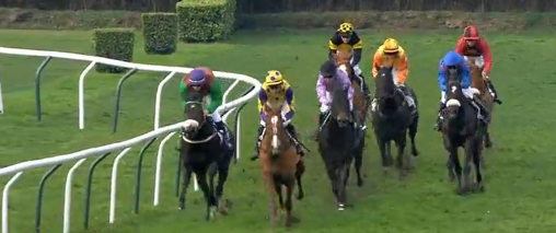 FRANCIA. Pau, Francois Nicolle chiude in bellezza l’annata vincendo il Prix Charles de Ginestet – Grand Steeple-Chase des Anglo Arabes grazie alla splendida performance di San Petrone Corso, un figlio di Olzarte de Collongues interpretato da Theo Chevillard, battuti Gianicolo e Don Corleone