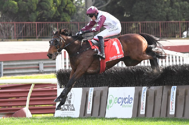 AUSTRALIA. Bit Of A Lad vince l’Australian Steeple Chase. Per il trainer Ciaron Maher e il jockey Shane Jackson si tratta della seconda vittoria classica in stagione dopo il successo nel Grand Annual. Gobstopper e il giovane Darry Horner Jr s’impongono nella Hurdle