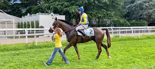 ITALIA. Merano sabato, Piton Des Neiges e First Of All due fulmini a Maia. Nella Gran Siepi vittoria del giallo nero perfettamente gestito da Jo Bartos, battuto il detentore della corsa Stuke; nel Vanoni impressionante coast to coast del ceco imbattuto in Italia targato Pavel Tuma