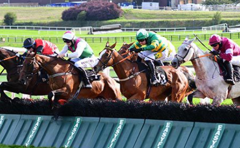 IRLANDA. Aramon e Patrick Mullins vincono la Galway Hurdle battendo Hearts Are Trumps, Petit Mouchoir e l’ospite Hunters Call; grazie alla vittoria del figlio di Monsun, Willie Mullins ha conquistato la quarta vittoria nel Grade A del meeting