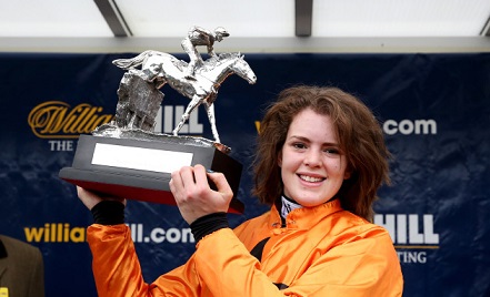 INGHILTERRA. Lizzie Kelly appende la sella al chiodo, la jockette 27 anni icona rosa degli ostacoli, è stata la prima donna a vincere a Kempton Park in sella al fido Tea For Two una corsa di gruppo uno