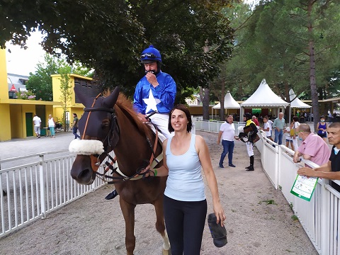 ITALIA. Merano, Quinze de la Rose impressiona sullo steeple, l’allievo di Zdenek Semenka domina in chiusura nonostante la lunga assenza e l’impegnativo top weight. Jan Faltejsek (doppio) vince anche con Kings Rock, bene anche World Speed e Saint Julian