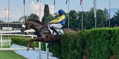 Italia. Merano, Richard a senso unico con il canter pubblico di First Of All. Strepitoso Broughton che vince all’ultimo respiro l’Arma di Cavalleria; Paolo Favero e Dominik Pastuszka calano la tripla! Burrows Lane, Let It Go Papa e la promettente new entry Best Address nella novices