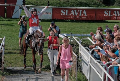 REPUBBLICA CECA. A Pardubice Lodgian Whistle e Jaroslav Myška s’impongono nel round tre di qualificazione al Velka, l’allievo di Štěpánka Myšková ha preceduto il veterano Catch Life; forte delusione per Theophilos e No Time To Loose