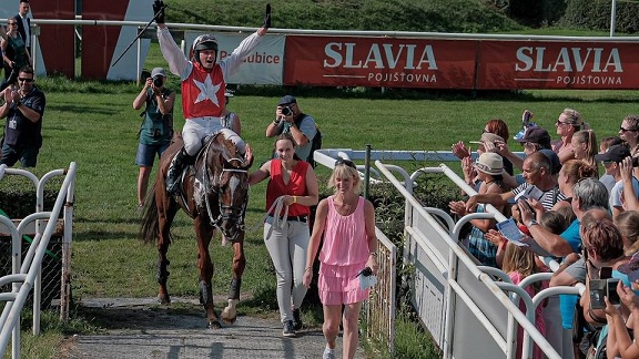 REPUBBLICA CECA. A Pardubice Lodgian Whistle e Jaroslav Myška s’impongono nel round tre di qualificazione al Velka, l’allievo di Štěpánka Myšková ha preceduto il veterano Catch Life; forte delusione per Theophilos e No Time To Loose