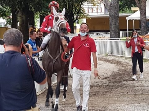 ITALIA. Merano, il bianco rosso brilla nella domenica di Maia. Makito show con replica sulle siepi del Bi Elle Luca Bruschi, Saint Julian vince l’handicap, Glory Maker si prende la listed del Merano