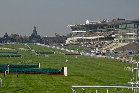 INGHILTERRA. Oggi riparte Cheltenham, una due giorni molto appassionante ma senza pubblico. Omogeneo e ben articolato il programma, domani nel Matchbook Betting Exchange Handicap Chase si rivede Frodon, il vincitore della Ryanair 2019