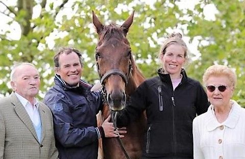 FRANCIA. In esclusiva per Hurdle & Chase Louisa e Philip Carberry, i mattatori del Grand Steeple Chase de Paris, bravissimi nel preparare alla grande corsa di Montmartre la loro splendida creatura Docteur de Ballon