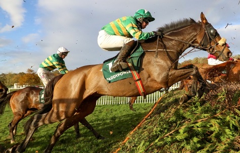 REGNO UNITO. Week end caldo. Oltre a Down Royal, si corre a Wetherby e Ascot che mandano in scena rispettivamente Charlie Hall Chase e Sodexo Gold Cup Handicap; domani a Cork l’attesissimo Grand National Handicap Chase di Grade B sui 5600 metri