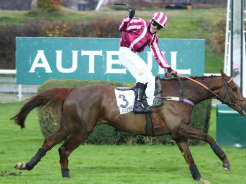 FRANCIA. Auteuil magnifique! Docteur de Ballon trionfa a La Haye Jousselin un mese dopo il sigillo nel Grand Steeple Chase de Paris, bravissimo Bertrand Lestrade nella gestione, splendida la preparazione di Louisa e Philip Carberry. Galop Marin, sono tre! L’allievo di Bressou vince il GP D’Automne in un finale al cardiopalma ancora contro la femmina Paul’s Saga