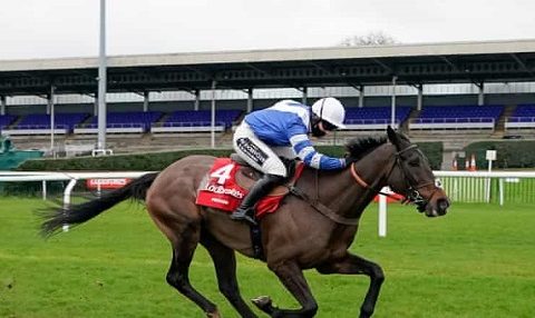 INGHILTERRA. Frodon e Bryony Frost maestosi nella King George VI Chase. A Kempton Park il figlio di Nickname si è reso protagonista di un favoloso coast to coast che ha regalato al trainer di Lidney Paul Nicholls, la dodicesima vittoria nella classica. Ottimo secondo Wating Patiently avanti a Clan Des Obeaux