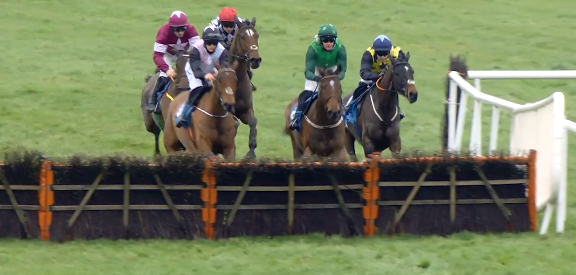 IRLANDA. Bob Olinger impressiona nella Lawlor’s Of Naas Novice Hurdle di Gr1, l’allievo di Henry De Bromhead interpretato da Rachael Blakcmore, ha offerto una prestazione enfatica che non ha lasciato scampo al portacolori di Munir – Souede, Blue Lord