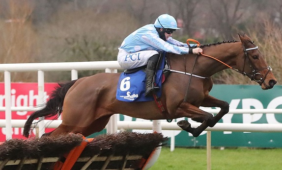 IRLANDA E UK. Honeysuckle resta imbattuta nel primo atto del Racing Festival a Leopardstown, la femmina di Henry de Bromhead vola e difende il titolo nella Irish Champion Hurdle. Willie Mullins quadruplo, Chacun Poir Soi nella Dublin Chase, Gallard du Mesnil fra i novizi, Energumene strepitoso nella Arkle lancia la sfida a Shishkin, Kilcruit domina la bumper. A Sandown Park ok Sporting John nella Scilly Isle