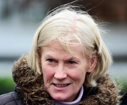 IRLANDA. Denise Foster “Sneezy” da lunedì prenderà il posto dello squalificato Gordon Elliott, al quale è stata inflitta una multa di 15 mila sterline, sei mesi di squalifica e altri sei con la condizionale dopo l’indagine della IRHB