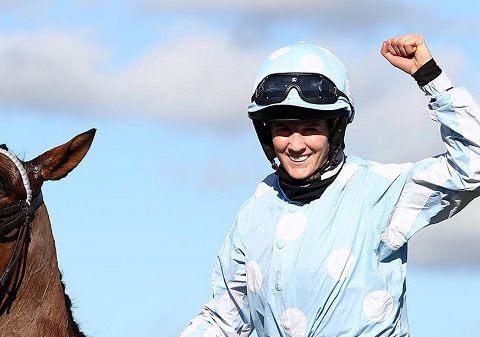 IRLANDA. Rachael Blackmore, l’eroina di Prestbury Park. La jockey di Killenaule si gode il meritato successo, dai pony alle corse per dilettanti fino alle vittorie di Cheltenham; Ruby Walsh l’ha incoronata come fantino di prima classe