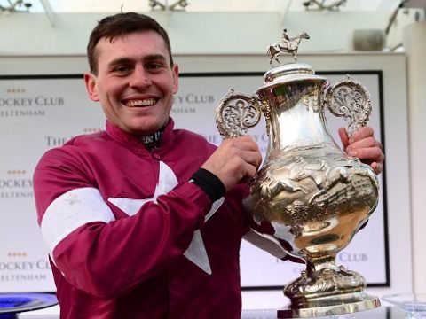 IRLANDA. Dopo la foto di Gordon Elliott, un video è apparso nei giorni scorsi che ritrae l’amatore Rob James seduto su un cavallo deceduto. Dopo le scuse per il filmato girato nel 2016, mercoledì l’udienza al termine delle indagini svolte dall’Irish Horseracing Regulatory Board. Perché questi gesti?