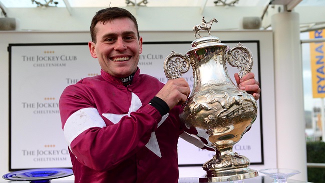 IRLANDA. Dopo la foto di Gordon Elliott, un video è apparso nei giorni scorsi che ritrae l’amatore Rob James seduto su un cavallo deceduto. Dopo le scuse per il filmato girato nel 2016, mercoledì l’udienza al termine delle indagini svolte dall’Irish Horseracing Regulatory Board. Perché questi gesti?