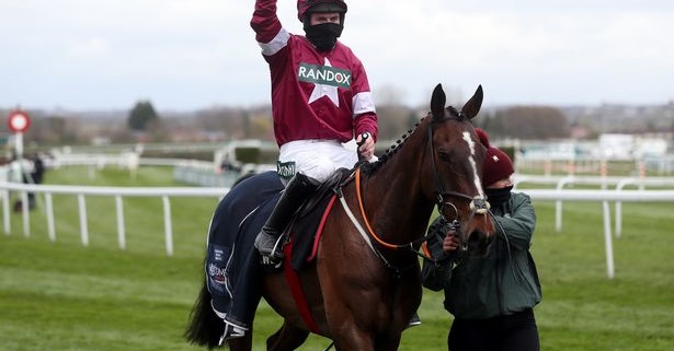 INGHILTERRA. Abacadabras e Jack Kennedy regalano la prima vittoria a Giggistown nella Aintree Hurdle nel first day del Randox Grand National Festival. Nicholls uno due grazie a Monmiral e Clan Des Obeaux, in apertura bene Protektorat per i fratelli Skelton