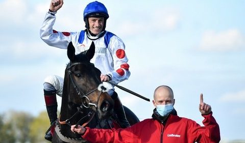 IRLANDA. Clan Des Obeaux e Sam Twiston Davies perfect invader nella Gold Cup Chase, l’allievo di Paul Nicholls sbanca Punchestown battendo il favorito Al Boum Photo. Strepitoso Galopin Des Champs nella Irish Mirror; Kilcruit ribalta Cheltenham e batte il compagno Sir Gerhard nella Bumper