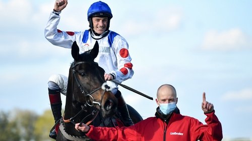 IRLANDA. Clan Des Obeaux e Sam Twiston Davies perfect invader nella Gold Cup Chase, l’allievo di Paul Nicholls sbanca Punchestown battendo il favorito Al Boum Photo. Strepitoso Galopin Des Champs nella Irish Mirror; Kilcruit ribalta Cheltenham e batte il compagno Sir Gerhard nella Bumper