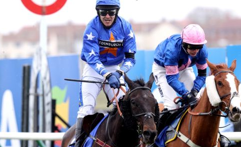 REGNO UNITO. Ayr, Mighty Thunder e Tom Scudamore vincono lo Scottish Grand National Chase. Per il jockey di Naunton e la formatrice di Kinross Lucinda Russell, coadiuvata dalla leggenda Peter Scudamore, si tratta del primo successo nel big event di Whittlets Rd