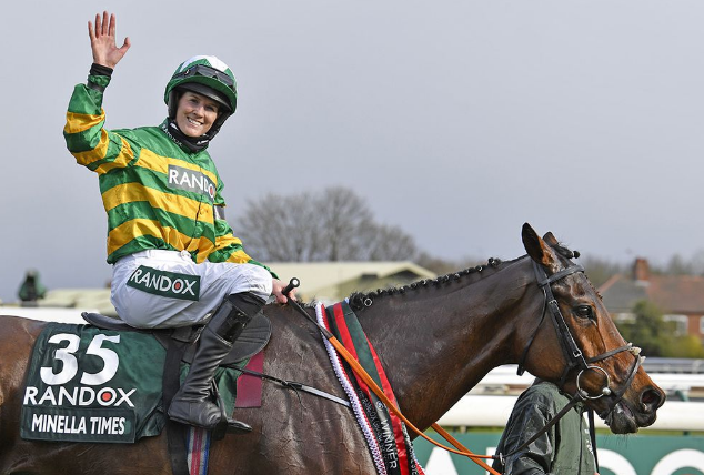 INGHILTERRA. Racheal Blackmore nella storia, la fantina di Tipperary è la prima donna a vincere il Grand National di Aintree. Splendida in sella a Minella Times per i colori di Jp McManus allenato da Henry De Bromhead, che piazza al secondo posto anche Balko Des Flos, terzo l’altro McManus Any Second Now