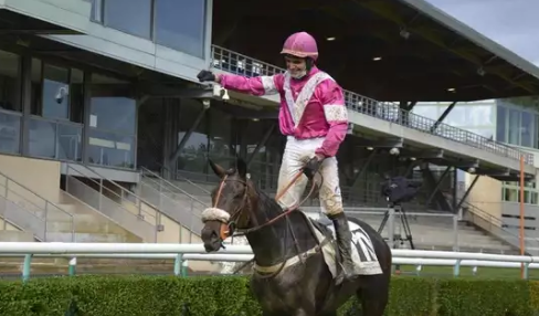 FRANCIA. Emeraude de Kerza e Clement Lefebvre trionfano nel gran cross del  France Sire Prix Anjou-Loire Challenge, la corsa ad ostacoli più lunga al mondo, al termine di un finale meraviglioso contro l’ospite Buttefly Du Mou, terzo Otchoa Rouge