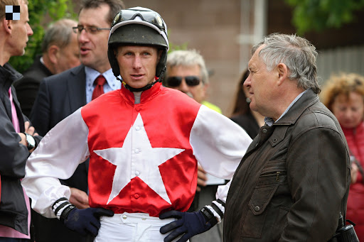 REPUBBLICA CECA. Pardubice sabato, Jaroslav Myška grande protagonista con uno strepitoso quadruplo, il jockey valacco vince il secondo turno di qualificazione al Velka in sella a Evzen. Ondrej Velek doppio, conquista con Dusigrosz la Gold Cup; torna alla vittoria anche la potente Dajuka