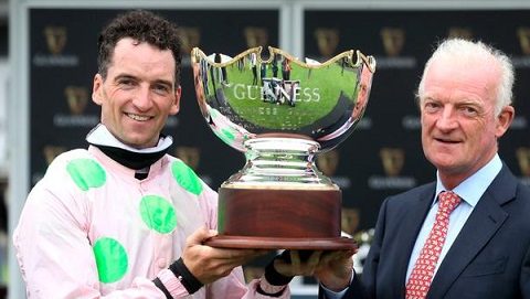 IRLANDA. Patrick Mullins e Saldier, salto nella storia. Il cavaliere ottiene la sua terza vittoria nella prestigiosa Galway Hurdle con il top weight della famiglia Ricci, il padre Willie Mullins alla sua quinta affermazione nella classica di Ballybrit. Ottimo secondo l’ospite Milkwood avanti a Cape Gentleman