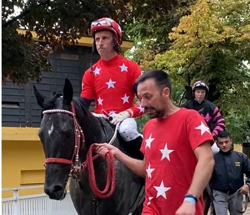 ITALIA. Merano, tripla di Raf Romano in veste di trainer, che concede la replica interpretando Black Watch fra i tre anni e Silver Tango nel cross country; Toi Meme e Alex Pollioni vincono l’ascendente, Bravo Faisal e Luigi Maceli ok nella maiden