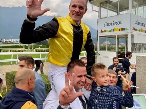 ITALIA. L’Estran e Jo Bartos realizzano l’impresa. L’allievo di Pepi Vana vince per il terzo anno consecutivo il Gp Merano eguagliando la leggenda francese Or Jack, battuto il transalpino Embrun D’Oudairies interpretato da Alex Pollioni, terzo il ceco Northerly Wind. Spes Militurf vola nella Siepi dei 4 anni, Isatis De L’Ecu e Luigi Maceli (prima vittoria di Gr1) domina il Gran Criterium d’Autunno