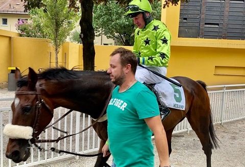 ITALIA. Merano, Kolsche Jung a freccia in su, l’allievo di Pepi Vana domina lo steeple battendo il compagno Andoins. Bene anche Kings Rock sulle siepi, interessante primo piano per il tre anni Quartius