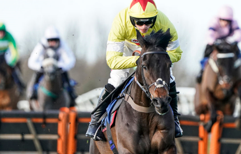 INGHILTERRA. Torna Cheltenham con il pubblico dopo 19 mesi. Due convegni venerdì e sabato mentre ad Aintree domenica il primo grade two della stagione; Third Time Lucky tenta la via del chase contro il rodato Fidelio Vallis, Any News e l’irlandese Buddy Rich