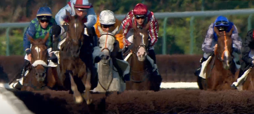 FRANCIA. Auteuil, L’Autonomie e Le Berry, coppia di fenomeni. La femmina targata Francois Nicolle vince anche il Camarthen e punta al Gp D’Automne, il grigio di David Cottin vola al rientro nell’Heros XII e guarda a La Haye Jousselin. L’Aubonniere vince l’Orcada in un arrivo fantastico