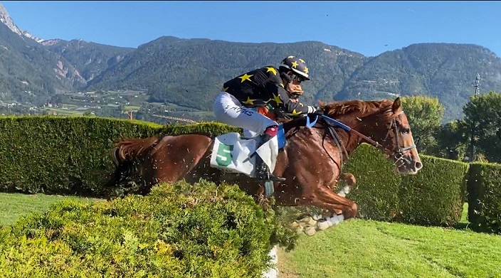 ITALIA. Merano, Rock Tango puntuale vince la prova per i novizi sulle siepi. Dorian Tango imita il compagno largheggiando nello steeple (doppio Agus); Favero super en plein fra i tre anni dove vince la femmina Shambara, Moved batte Birthday Boy nella periziata