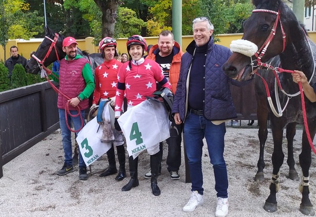 ITALIA. Trionfo di Raf Romano e Christian Troger nell’ultimo atto di corse a Merano. Tripla da trainer, due vittorie da jockey che consacrano la stagione maiuscola del player manager di Bedizzole. Ottimo Big City per Favero, il quattro anni vince la prova in siepi battendo gli anziani