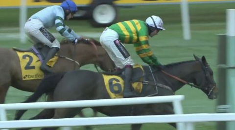INGHILTERRA. Epilogo emozionante nella Betfair Fighting Fifth Hurdle di Gr1 a Newcastle fra la campionessa Epatante e l’outsider Not So Sleepy, il finale è un dead heat fra l’allieva di Nicky Henderson e il nove anni di Hughie Morrison