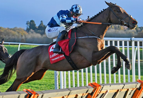INGHILTERRA. Thomas Darby e Sean Bowen sorprendono nella Long Distance Hurdle. A Newbury l’allievo di Olly Murphy con la novità del tongue tie, lascia una buona impressione, battuto On The Blind Side e il favorito Paisley Park. Jonbon si conferma, il fratello di Douvan vince la sua prima sugli ostacoli