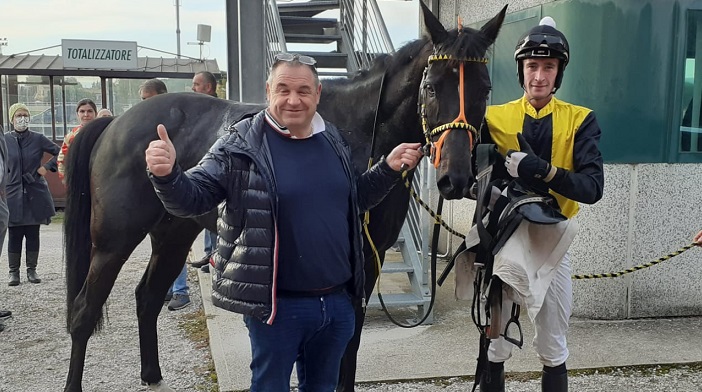 ITALIA. Apertura a Treviso con l’en plein del team Vana. Doppio Aichner grazie a Illico Clermont e Ondrej Velek in apertura con i tre anni e Volunteers (Pavel Slozil) nella reclamare per anziani; World Speed vince lo steeple chase