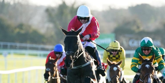 IRLANDA. Allaho e Patrick Mullins protagonisti nel John Durkan Memorial Chase a Punchestown, il portacolori di Cheveley Park regala al suo formatore Willie Mullins la nona vittoria (quinta consecutiva) nel Gr1 sui 4100 metri