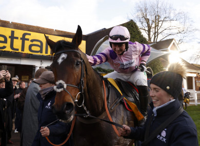 INGHILTERRA. Bryony Frost e Greaneteen vincono la Tingle Creek Chase a Sandown Park, battuto il compagno di allenamento Hitman per l’en plein Paul Nicholls; deludono i favoriti Chacun Pour Soi e Nube Negra