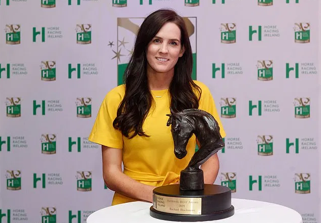 IRLANDA. Rachael Blackmore incoronata come personalità sportiva dell’anno 2021, la fantina di Killenaule protagonista di una stagione stellare, ha ricevuto il terzo premio in una settimana dopo l’HRI Irish Racing Hero e Irish Times Sportswoman of the Year