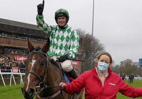 INGHILTERRA. Tornado Flyer spazza via gli avversari nella King George VI Chase. L’allievo di Willie Mullins vince alla quota shock di 28 vs 1 sotto la gestione del nipote Danny, battuto Clan Des Obeaux; cade all’ultima Asterion Forlonge. Epatante ok nella Christmas, netto Bravemansgame nella Kauto Star