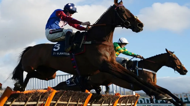 INGHILTERRA. Cheltenham, Paisley Park mostruoso, l’allievo di Emma Lavelle vince la sua terza Cleeve Hurdle consecutiva dopo aver girato indietro in partenza, Aidan Coleman non demorde insegue e batte in volata il grande favorito Champ. Chantry House vince la Costwold Chase e regala al suo proprietario Jp McManus il successo numero 4000!