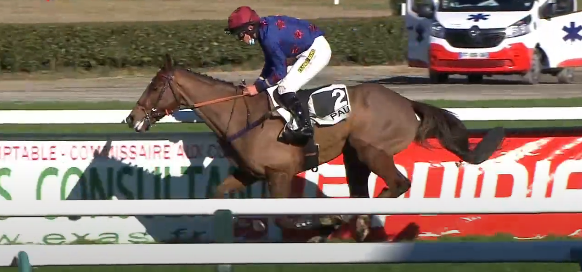 FRANCIA. Pau, Saint Godefroy e Felix De Giles dominano il Prix John Henry Wright – 1′ Trophée National du Cross Haras du Lion, test di preparazione al Gaston de Bataille. L’allievo di Patrice Quinton precede il veterano Blason D’Or, terzo Uniketat; caduto Otchoa Rouge