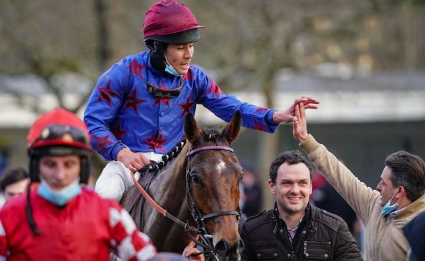 FRANCIA. Saint Godefroy nuovo Re di Pau, l’allievo di Patrice Quinton vince il Grand Cross Prix Gaston de Bataille con in sella Felix De Giles, battuto il compagno Otchoa Rouge e Lucky Net Love. Berjou alla sua prima a Pau, conquista la Grand Course de Haies precedendo in volata Gaboriot e Manon des Sources