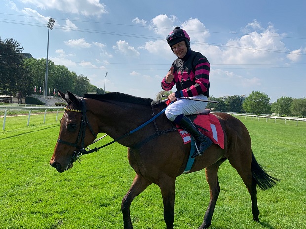 ITALIA. Doppio Favero nel pomeriggio a San Siro. Il trainer altoatesino vince con Attlee nella selling sulle siepi riservata ai 4 anni e replica con il caratteriale Chaparral Prince nella periziata. Nel cross country del Premio Cossato, domina la femmina Santa Klara